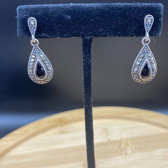 925 silver drop earrings w/Hermatites and 5x10 pear shaped center Onyx. 1 1/4” - Picture 1 of 6